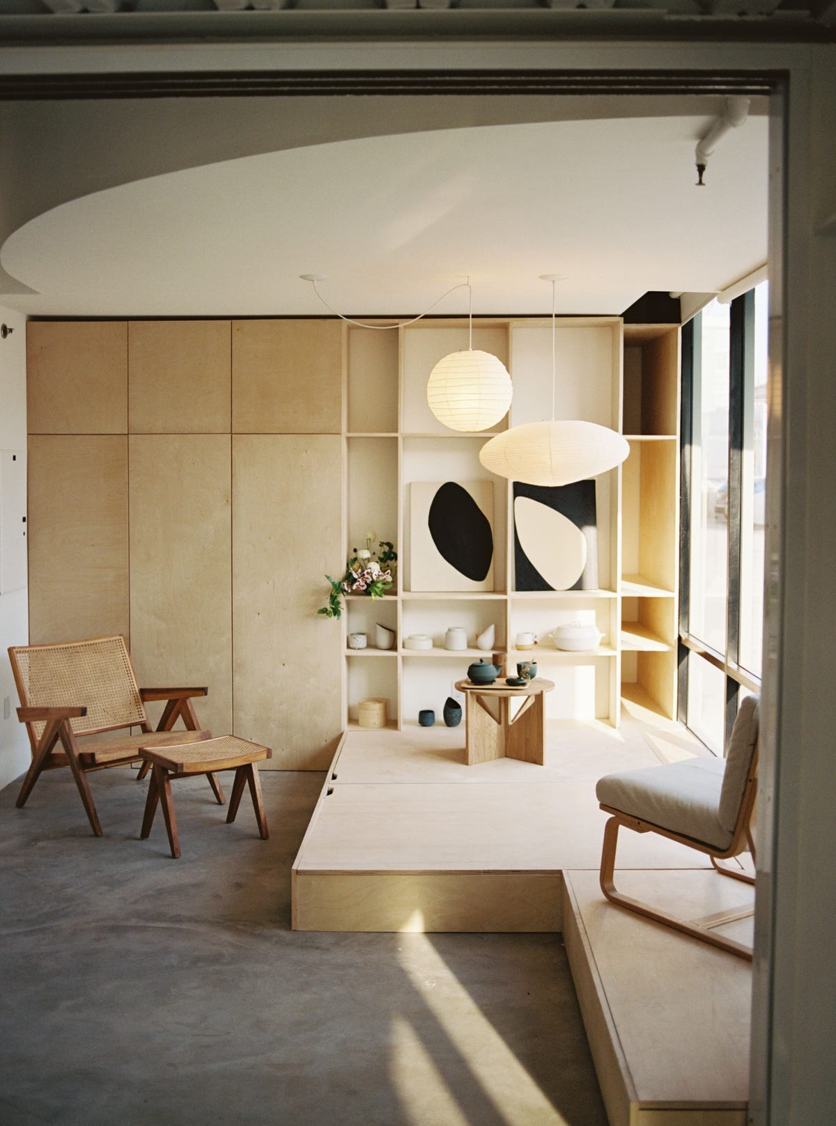 Japandi living room with low furniture and neutral palette. Photo: House Beautiful