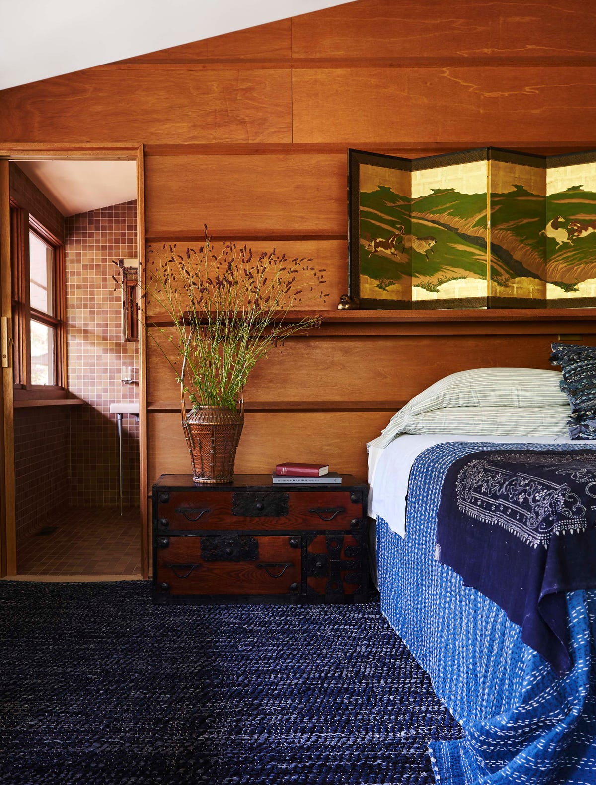 Midcentury modern bedroom with warm wood paneling. Photo: House Beautiful