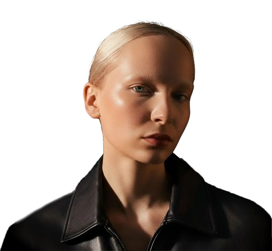 Portrait d’une femme aux cheveux blonds plaqués en arrière, portant une veste en cuir noire, photo d’exemple pour la synchronisation labiale